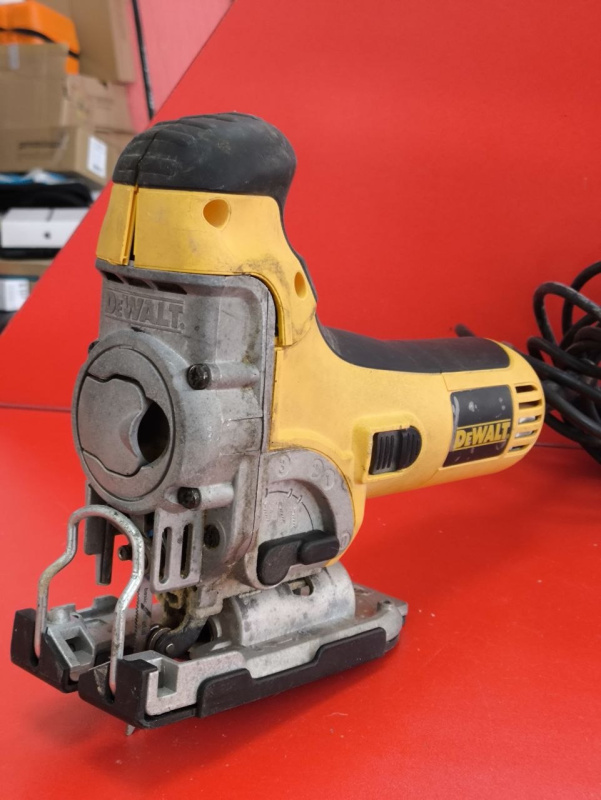 Электролобзик Dewalt  DW 333 K