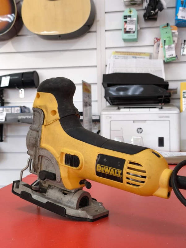 Электролобзик Dewalt  DW 333 K
